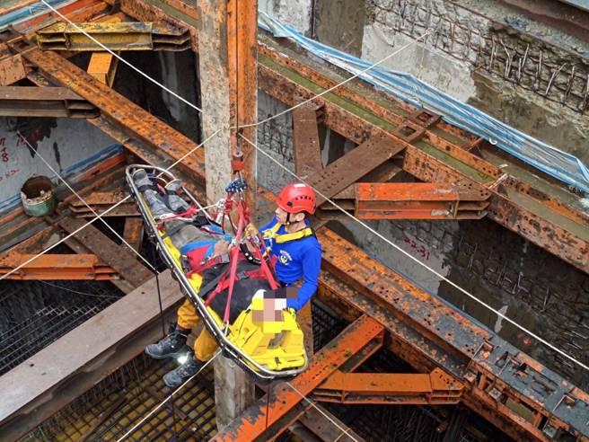 今日（21日）下午2时40分，一名59岁男性工人在南京东路二段21巷从事钢梁杆接作业时，不慎从约5米高处坠落，救护人员紧急将他送医。（民眾提供／简铭柱翻摄）