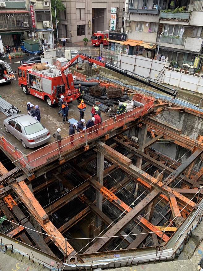 今日（21日）下午2时40分，一名59岁男性工人在南京东路二段21巷从事钢梁杆接作业时，不慎从约5米高处坠落，救护人员紧急将他送医。（民眾提供／简铭柱翻摄）