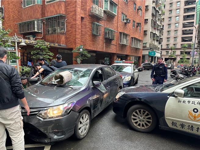 一名马来西亚籍的23岁苏姓男子，来台从事诈骗车手，今（21）日与受害民眾在板桥庄敬路面交时，遭到一旁埋伏警方逮捕。（海山警分局提供）