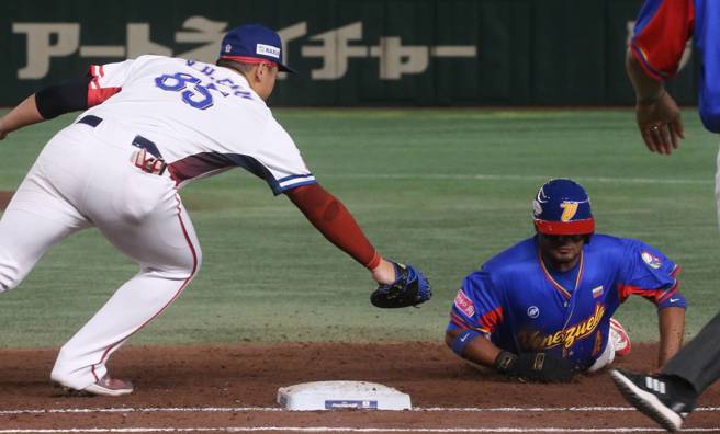 中華隊捕手林家正精彩美技，成功讓一壘跑者出局，引發熱烈討論。（圖／趙雙傑攝）