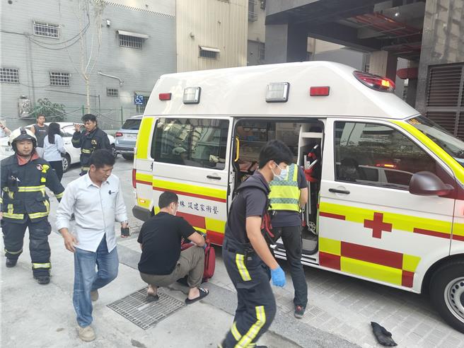 台中市太平区树孝路某工地21日下午2时多传出工安意外，酿58岁俞姓男子和18岁詹姓男子于地下3楼施作机电工程时突传不明闪爆意外，双双送医救护后均无生命危险。（民眾提供／潘虹恩台中传真）