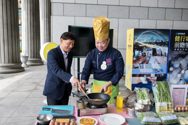 郭瑞祥校長體驗食農教育活動。(照片/健行科大提供)