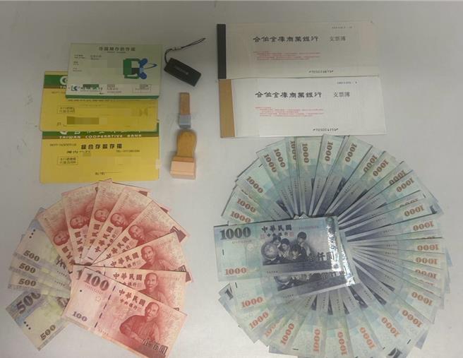 警方查获公司存折、支票本等赃证物。（翻摄照片／林郁平台北传真）