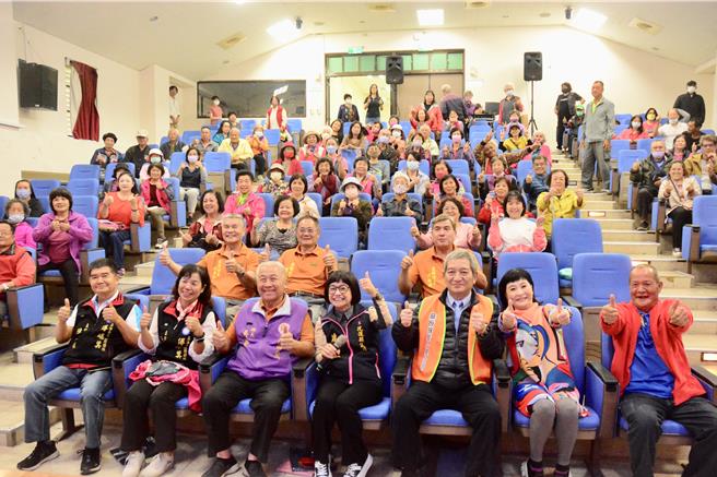 瑞穗乡长吴万德（前排左三）、县议员锺素政（前排中）、蔡衍明爱心基金会主任周哲仁（右三）与200多位长辈同欢。（王志伟摄）