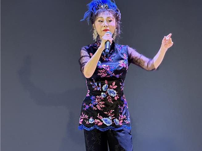 歌手张佑瑄演唱「潇洒走一迴」等歌曲。（王志伟摄）