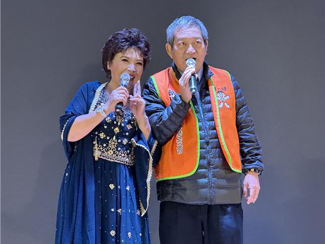歌手康雅岚与蔡衍明基金会主任周哲仁合唱，带动气氛。（王志伟摄）