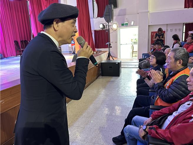 歌手陈凯伦与台下长辈合唱。（王志伟摄）