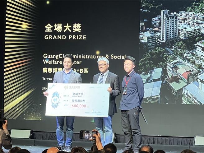 台北市长蒋万安(左)出席「2024 台北设计奖」颁奖，全场大奖由「广慈博爱园区 A＋B 区」夺得。（张珈瑄摄）