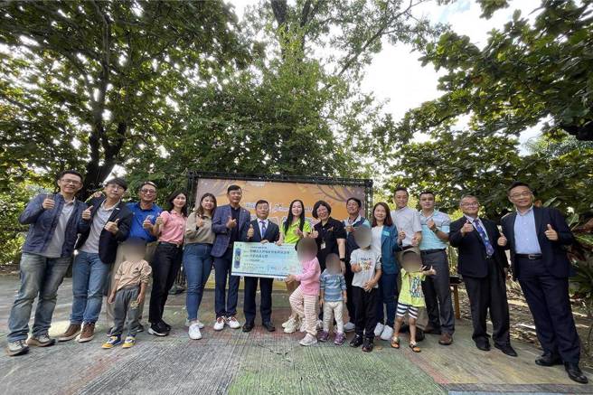木棉扶輪社及其他友社共同捐贈早療經費15萬元。（伊甸基金會提供／林雅惠高雄傳真）