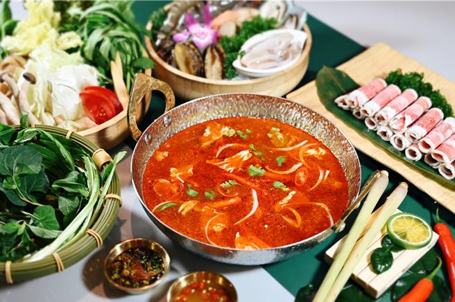 莲花餐厅将泰式香料和火锅结合，提供旅人高温提振食欲、冬日暖身驱湿的用餐新选择。（垦丁凯撒提供／吴娮翎台北传真）