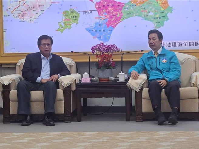 农业部政务次长黄昭钦（左）今日率所属前往金门拜会县长陈福海（右），共同商讨渔港基础建设以提升地区渔业发展。（图／金门县政府）