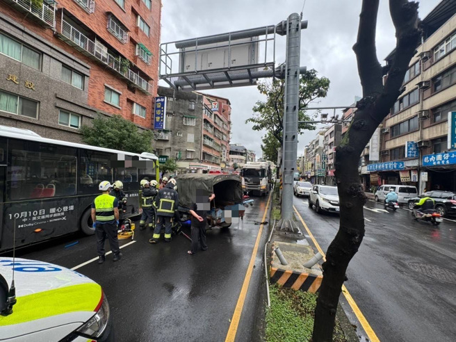 新北市三重区今21日发生一起交通事故，涉及小货车、曳引车与民营大客车三车连环擦撞。（图警方提供／简铭柱翻摄）