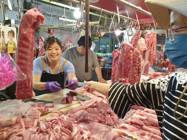 台中2024年底最後一波物調券今開始發放，上午公、民有市場、民營市場及部分早上營業的攤販集中區搶先發放，下午23處商圈接力，晚上則是年輕人喜愛購買美食的夜市登場。(圖/台中市政府經發局提供)