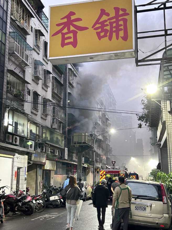 芦洲长安街公寓民宅火警，神明厅起火，窜出大量浓烟。（翻摄脸书我是芦洲人）
