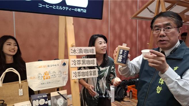 台南市长黄伟哲（右）在台南「观光美食博览会」逐摊品尝各种美食餐饮店家。（程炳璋摄）