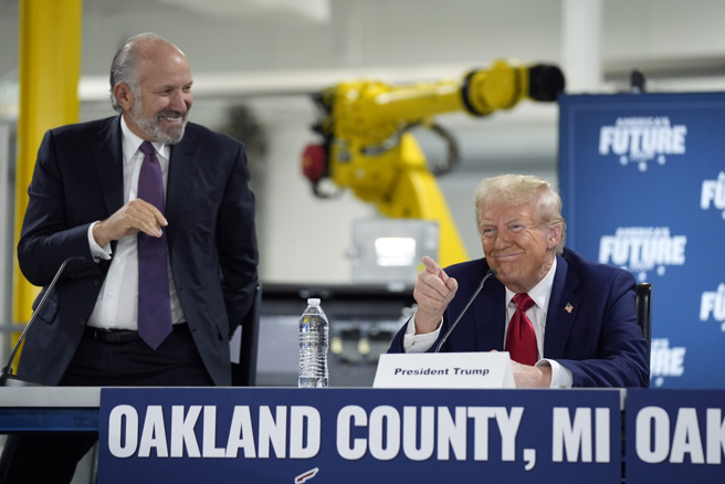 川普（右）提名与中国官方有商业利益关系的投资银行家卢特尼克（左）为商业部长，引发利益衝突与政治伦理质疑。图为川普出席卢特尼克在密西根举办的圆桌会议。（图／美联社）