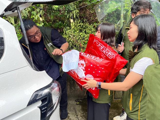 芥菜种会提供经济支持、关怀访视、教育、培力与工作机会等服务，从扶助到扶立，关怀认养服务的困难家庭走出困境。（芥菜种会提供／林良齐台北传真）