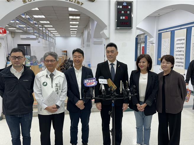 立法委员林沛祥（右三）与多名立委21日至基隆考察，并由交通部长陈世凯（左三）与会。陈世凯允诺将补助基市府採购电动大型巴士。（徐佑升摄）