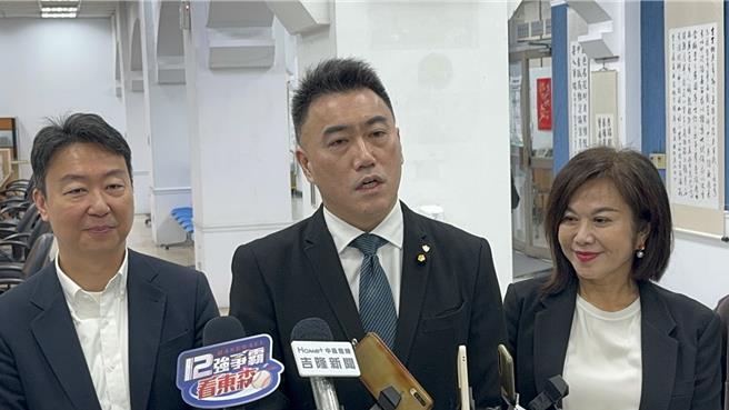 立法委员林沛祥（中）与多名立委21日至基隆考察，并由交通部长陈世凯（左）与会。陈世凯允诺将补助基市府採购电动大型巴士。（徐佑升摄）