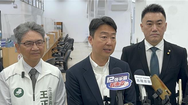 立法委员林沛祥（右）与多名立委21日至基隆考察，并由交通部长陈世凯（中）与会。陈世凯允诺将补助基市府採购电动大型巴士。（徐佑升摄）