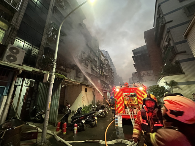 消防队到场确认屋内无人，射水灌救。（翻摄画面）