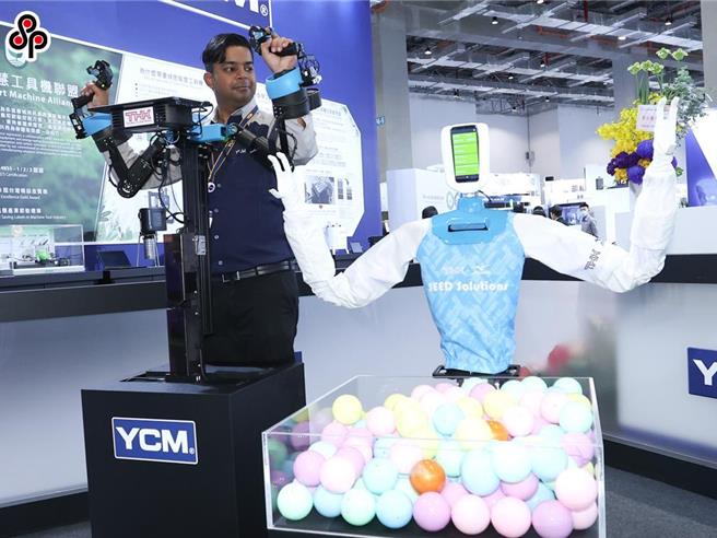 YCM在「台湾国际工具机展（TMTS 2024）」中，展出自动化机器人。（图／报系资料照）