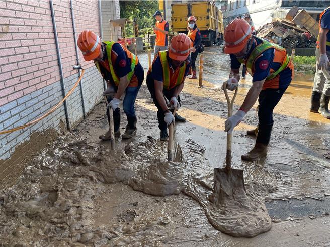 为体恤清洁队员颱风天出勤辛劳，新北市长侯友宜拍板定案，自康芮颱风起，清洁队员于停班期间配合出勤，以及配合调度执行灾害抢救復原勤务者，除原有的加班费外，另可依实际出勤时数补休。（新北环保局提供）