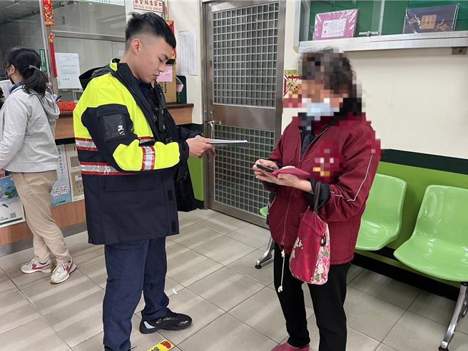 2024年11月21日苗栗县／苗栗县警察局头份分局与蟠桃邮局联手阻诈38万。(苗栗县警察局头份分局提供／吕丽甄苗栗传真）