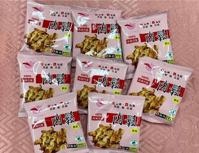 大安区农会研发的「飞天猪肉松随身包」，可一次食用且携带方便，很受消费者喜爱。（张妍溱摄）