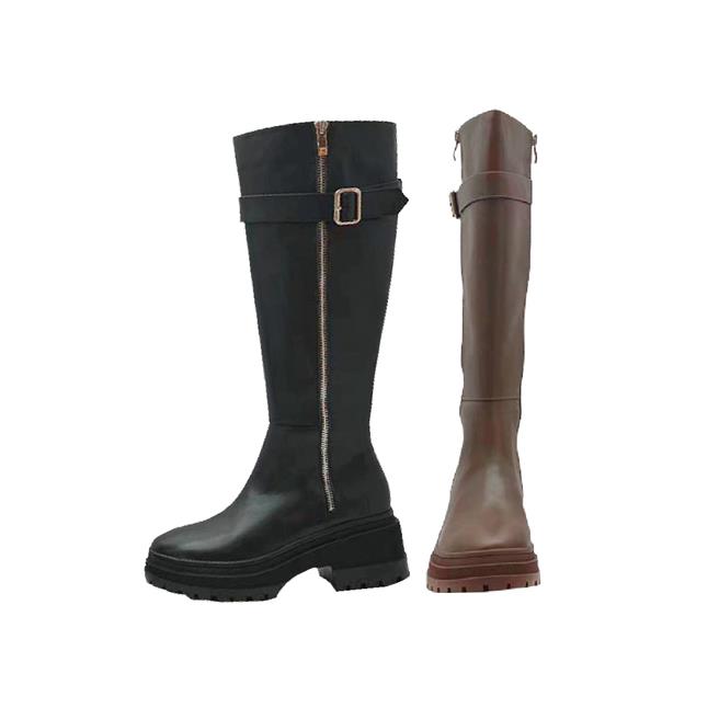  新光三越台北站前店冬日夯品下殺52折，BYHUE皮製長靴特價6680元，原價1萬2800元。（新光三越提供）