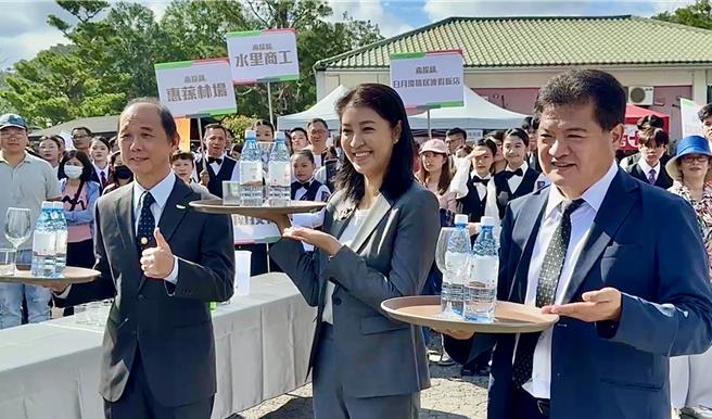 2024全国旅馆杯餐旅服务竞赛21日在日月潭瑞居渡假饭店登场，南投县长许淑华出席开幕式体验端托盘。（杨静茹摄）