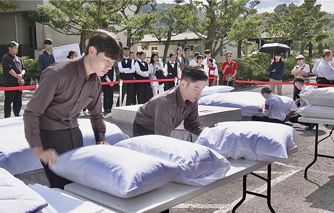 2024全国旅馆杯餐旅服务竞赛21日登场，吸引全台近200人、分80多组同场竞技，进行整床及托盘竞赛。（杨静茹摄）