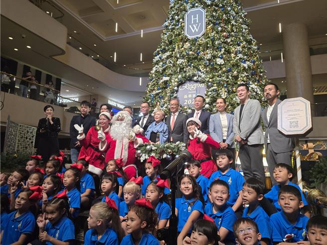 晶華酒店董事長潘思亮（後排中）談及川普當選，認為台灣重要性將相對提昇。（黃琮淵攝）
