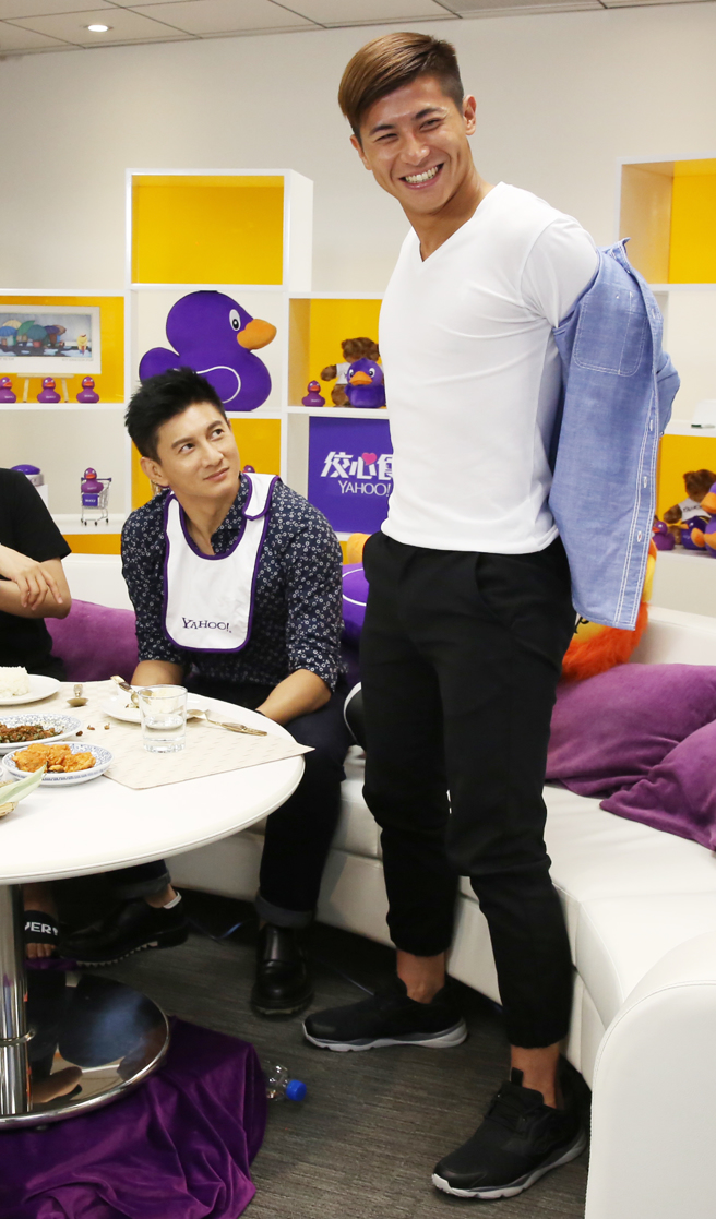 陈杰宪节目上被拱脱衣秀肌肉。（图／中时资料照）