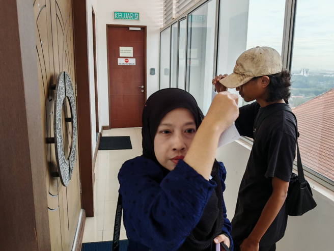 照片中的女老师因为不想上班，涉嫌偽造19张看病单请病假，遭校方提告。（翻摄中国报）