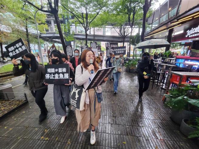 备受争议的东京金鱼展（Art Aquarium）将在2024年底移地至台北市展出，民间团体痛批主办单位把有感知的金鱼当作展览道具，「假艺术之名，不当利用动物」。动保团体今到ATT 4 FUN 揪嗨户外广场举牌抗议。（本报资料照／黄敬文摄）
