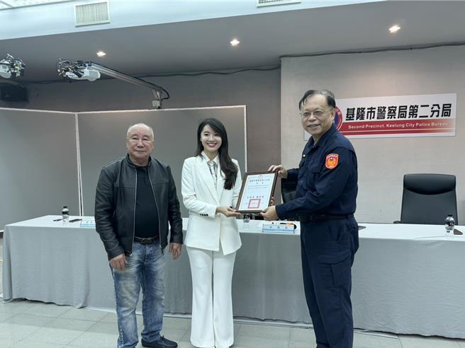 基隆市警察局第二分局邀请基隆市议员许睿慈（中）拍摄防诈宣导片，21日由分局长杨宗昆（右）颁发「防诈亲善大使」感谢状，并由基隆市警察之友会第二办事处主任周升德（左）发放奖励金。（徐佑升摄）