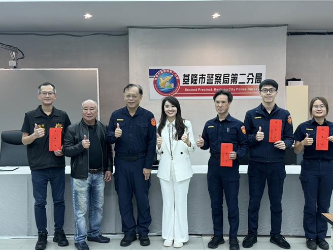 基隆市警察局第二分局邀请基隆市议员许睿慈（中）拍摄防诈宣导片，21日由分局长杨宗昆（左三）颁发「防诈亲善大使」感谢状，并由基隆市警察之友会第二办事处主任周升德发放奖励金。（徐佑升摄）