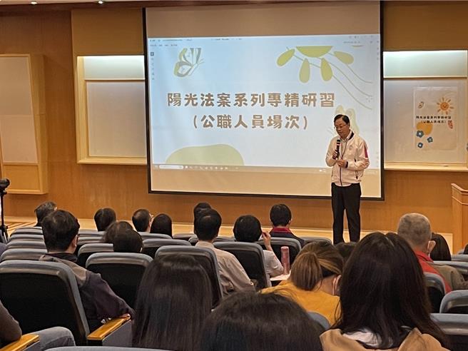 桃园市长张善政今天前往桃园区公所，出席「113年度阳光法案系列专精研习」。张善政表示，近年桃园人口快速成长，重大公共建设在桃园如火如荼展开，他上任后除了要求市府团队善用资源，让每笔预算发挥最大效益，并且也要求公务人员推动建设与政策的过程操守不可以有问题，在合乎法规前提下，确保市府政策皆能顺利推行，并获得市议会及市民朋友的信任与支持。（政风处提供）