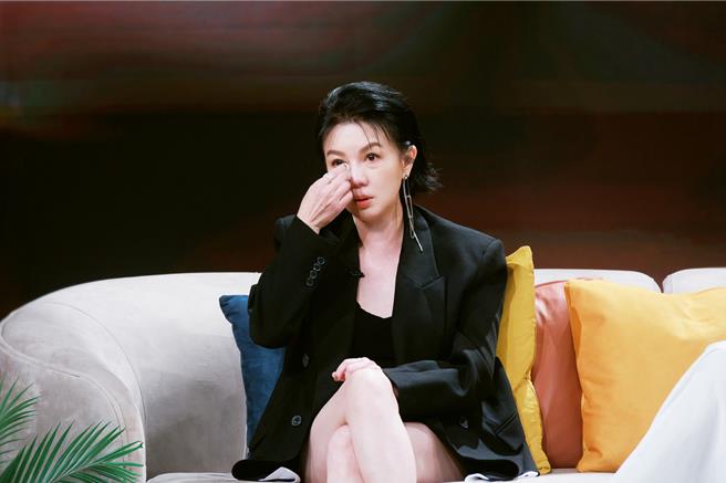 苗可麗回想過往，不由得落淚。（民視提供）