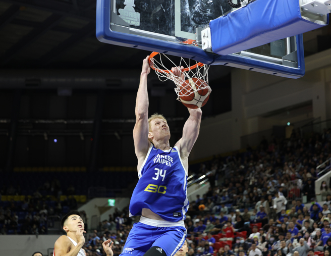 高柏鎧漂亮雙手灌籃取分。(中華籃協提供)