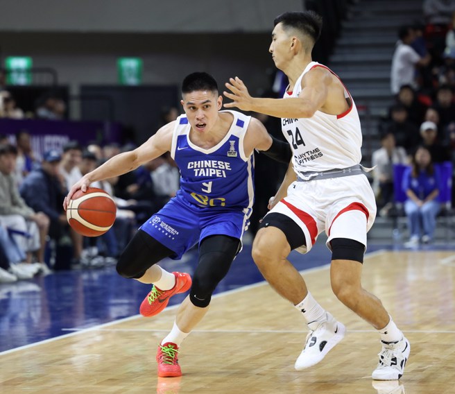 陳盈駿(左)運球尋求突破機會。(中華籃協提供)