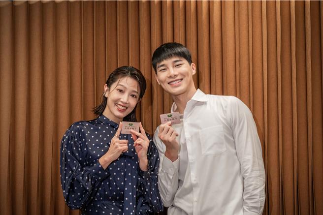 宋偉恩（右）、黃薇渟現場抽血為骨髓捐贈建檔。（大愛提供）