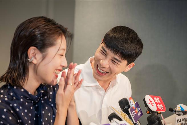 黃薇渟（左）分享拍攝心情，一度哽咽。（大愛提供）