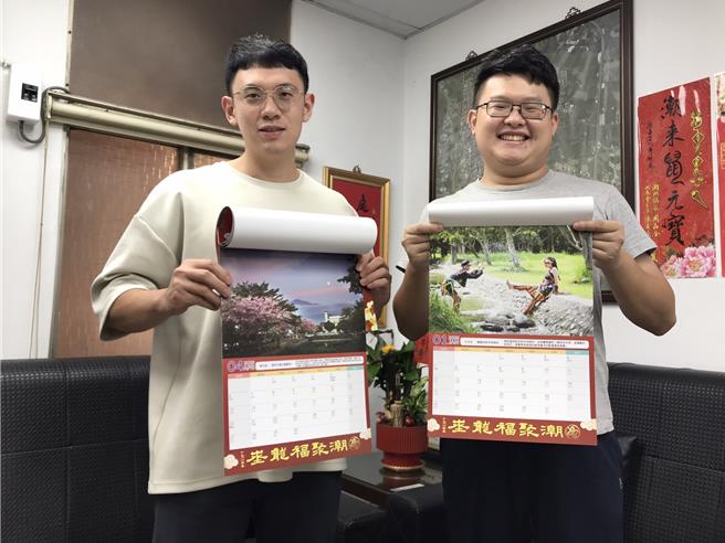 屏东县潮州镇公所自制的文创月历，因有独特吉祥话造成民眾疯抢搜集，今年一次印6000份，首发1000份将于26日在镇长办公室发送。（谢佳潾摄）