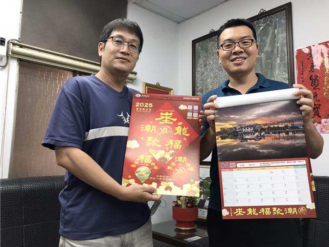 屏东县潮州镇公所自制的文创月历，因有独特吉祥话造成民眾疯抢搜集，今年一次印6000份，首发1000份将于26日在镇长办公室发送。（谢佳潾摄）