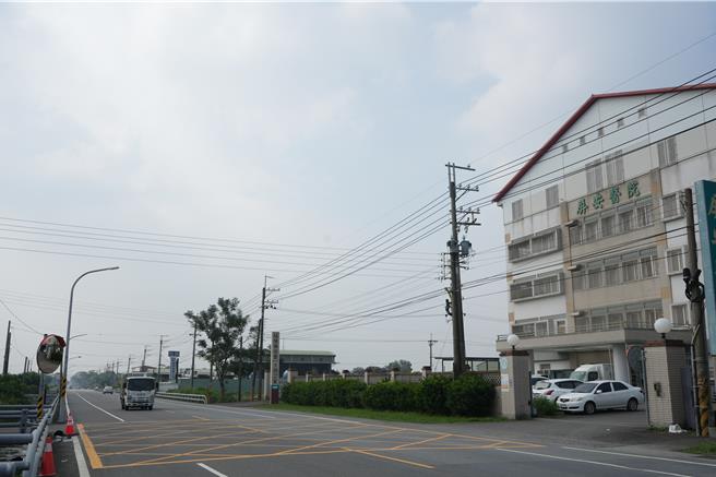 11月初，屏东县屏安医院前发生一起死亡车祸，19岁重机骑士在无号志路口撞上突然窜出的汽车后送医不治，县议员郑清原要求警方设置号志。（谢佳潾摄）