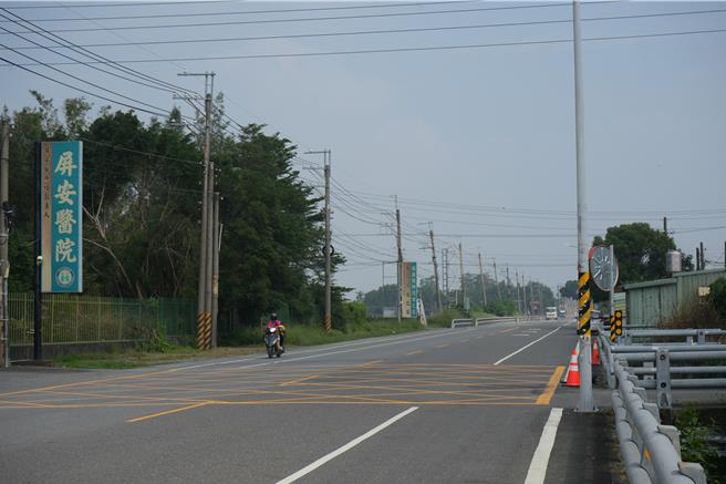 11月初，屏东县屏安医院前发生一起死亡车祸，19岁重机骑士在无号志路口撞上突然窜出的汽车后送医不治，县议员郑清原要求警方设置号志。（谢佳潾摄）