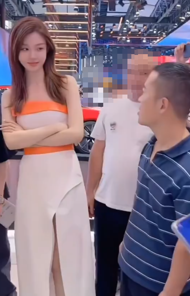 大陆有位「条纹哥」因直盯车模眼神不乱飘，在网路上一夕爆红。（图／翻摄自微博）