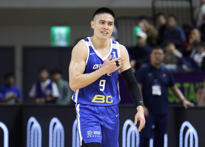 陈盈骏很开心自己的妻子与小孩到场边看他打球。(中华篮协提供)